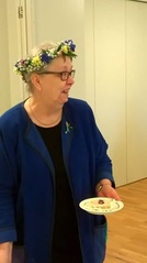 Leena Kauranne kukkaistyttönä seppelöitynä viimeisenä työpäivänään.